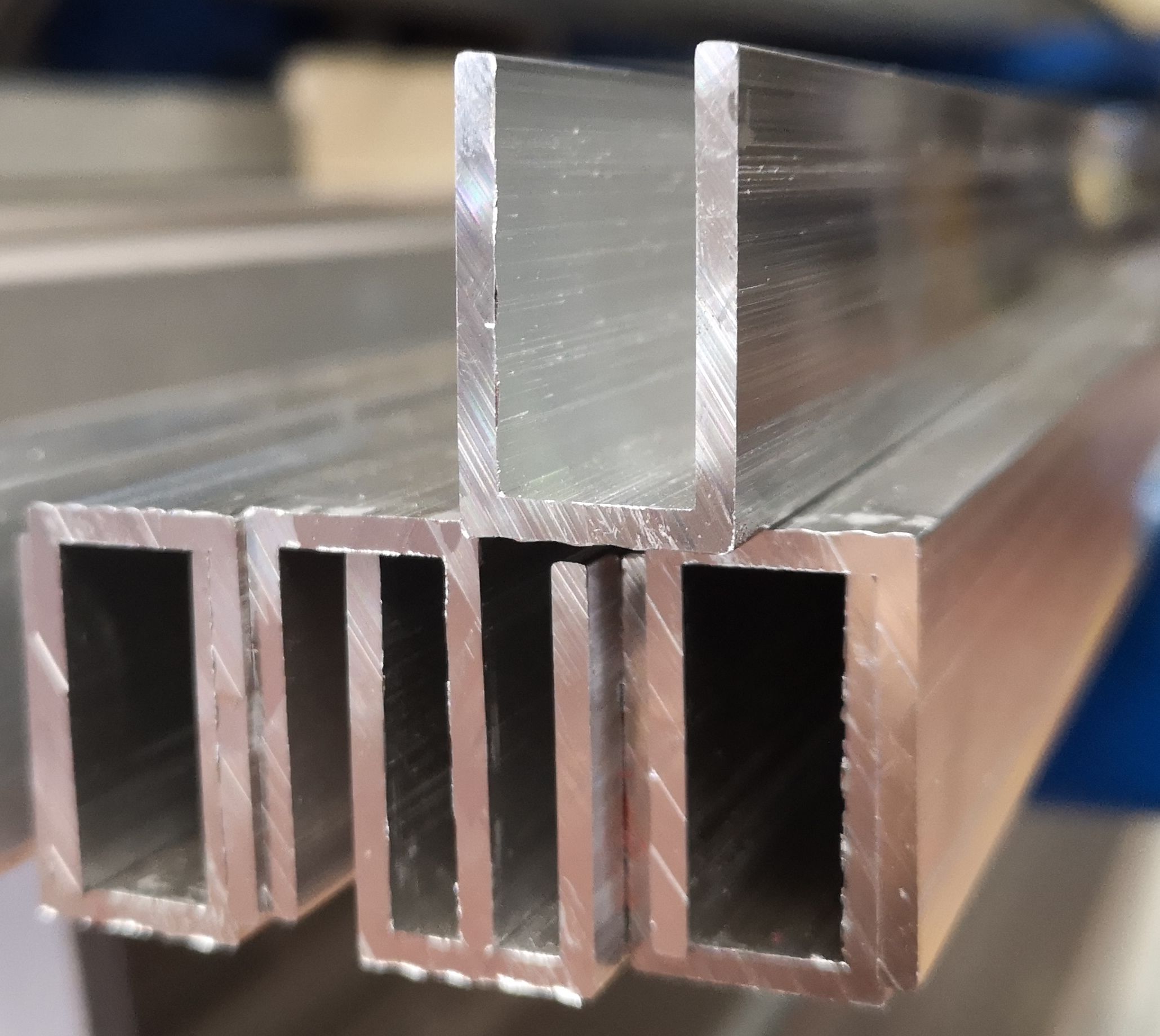 Profili estrusi in alluminio per il fotovoltaico